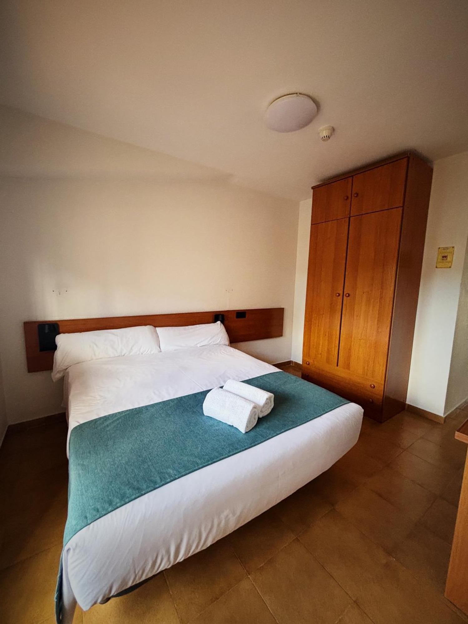 Hostal Legaz フネス  エクステリア 写真