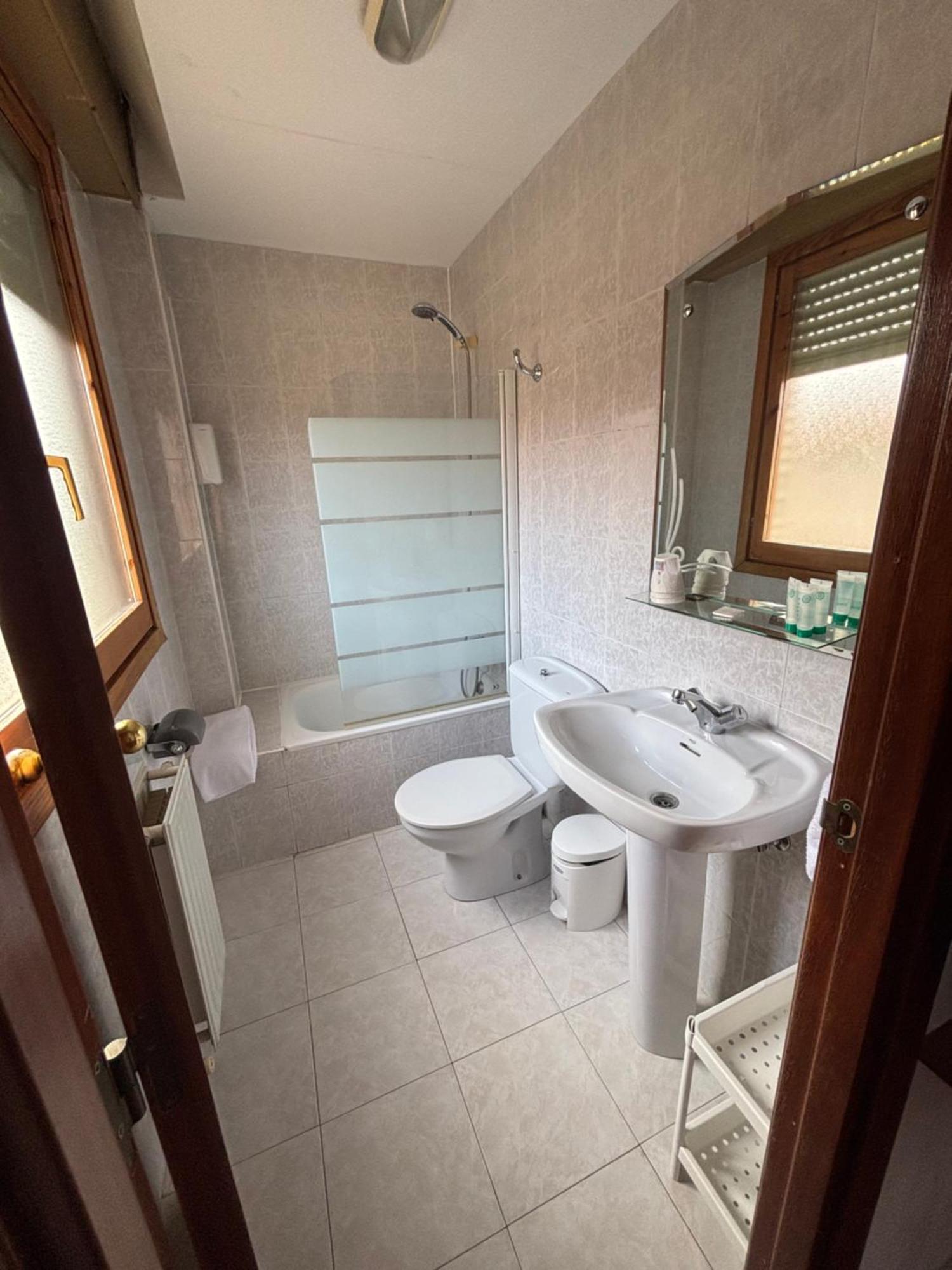 Hostal Legaz フネス  エクステリア 写真
