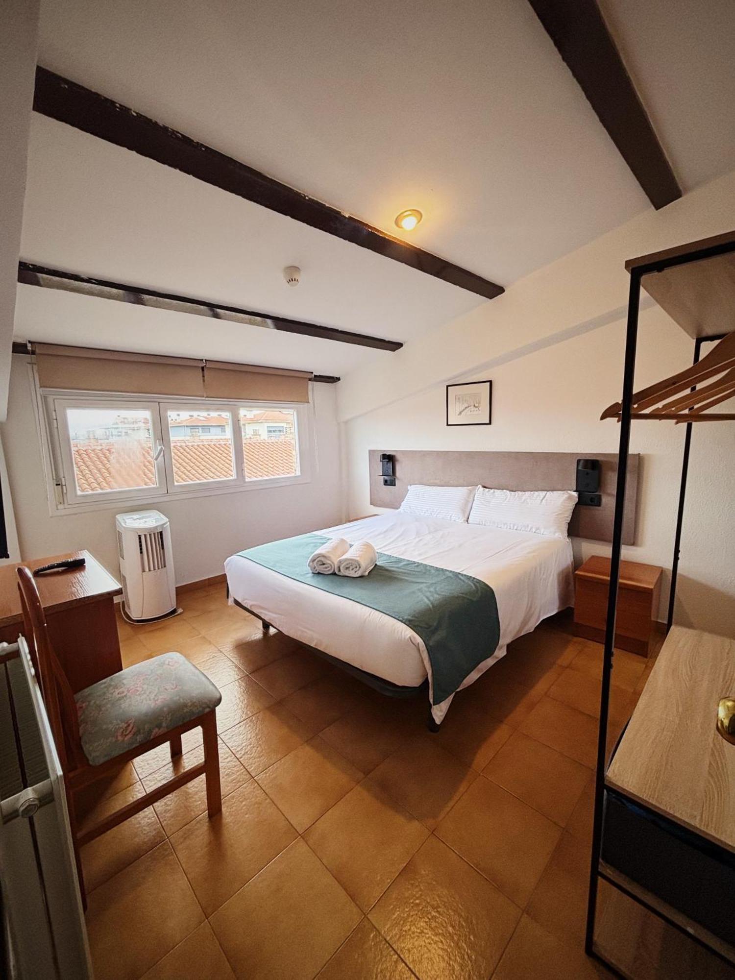 Hostal Legaz フネス  エクステリア 写真
